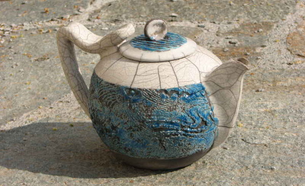 théière en Raku, décor sgrafité bleue