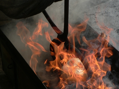 une chouette au bout de la pince (défournement) et déjà dans les flammes des feuilles de noyer (enfumage).