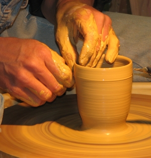 La forme du pot est prèsque terminée. On ne voit plus la porcelaine.