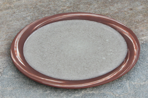 assiette plate
d�cor brun terre et porcelaine enroul�e