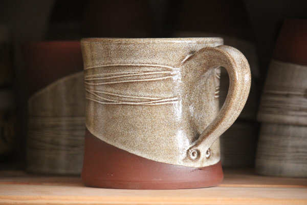 tasse mug cylindrique avec la l�vre et le pied l�g�rement ouverts
d�cor brun terre et �mail 
