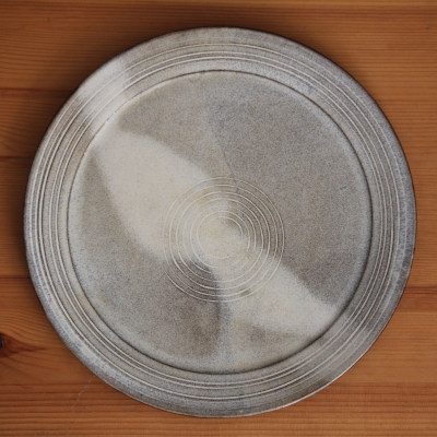 assiette plate
d�cor brun terre et �mail 