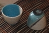 Petis bols
bleus et blancs avec un liseret noir oblique entre les deux couleurs.