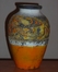 Petite jarre orange jaune avec deux liserets blancs, 
d�cor sgraffit� sur le haut.