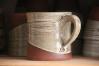 tasse mug cylindrique avec la lvre et le pied lgrement ouverts
dcor brun terre et mail 
